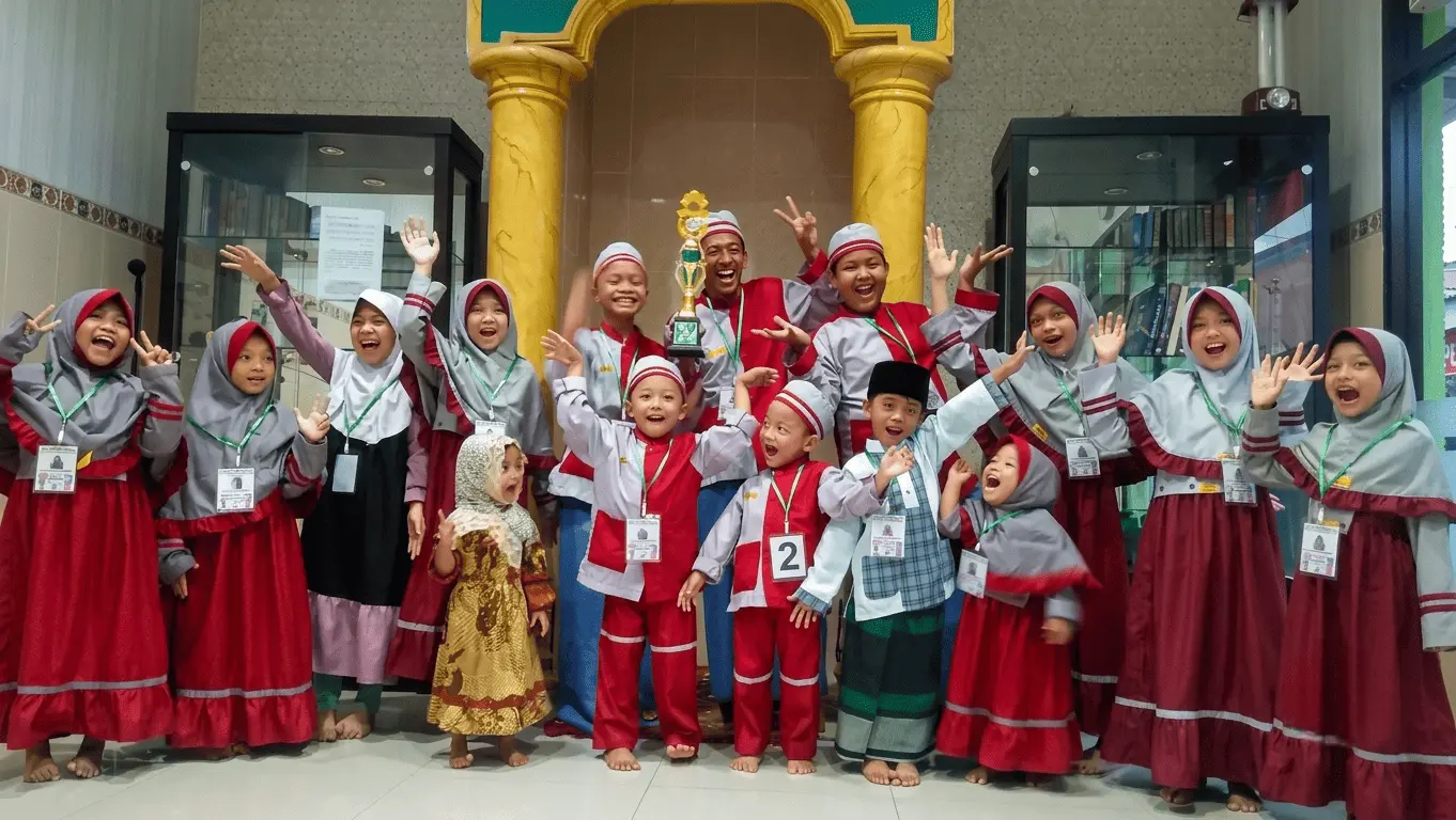 Anak-anak TPQ Rumah Belajar Zakiyah merayakan kemenangan lomba bersama tutor
